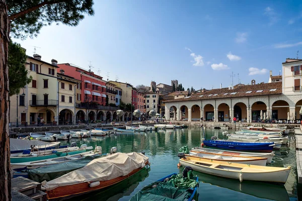 Mooie Oude Haven Desenzano Del Garda Trekt Locals Toeristen Genieten — Stockfoto