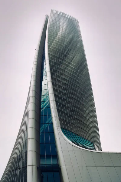 Milan, İtalya - 29 Nisan 2018: Hadid kule tarafından Zaha Hadid mimarlar, Milan, İtalya'nın modern Citylife bölgesinde