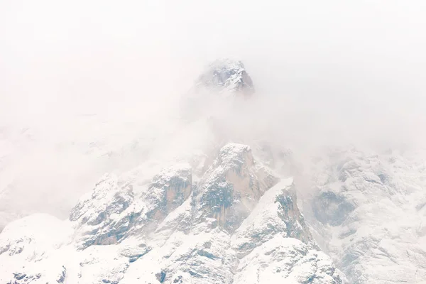 Bergtop Bedekt Met Sneeuw Gedeeltelijk Verborgen Door Mist Lago Braies — Stockfoto