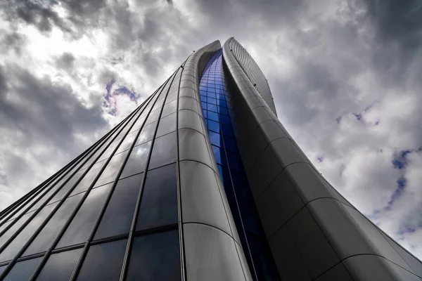 Milan, İtalya - 29 Nisan 2018: Hadid kule tarafından Zaha Hadid mimarlar, Milan, İtalya'nın modern Citylife bölgesinde