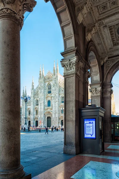 Krásná Milánskou Katedrálou Náměstím Piazza Del Duomo Slunečné Zimní Ráno — Stock fotografie