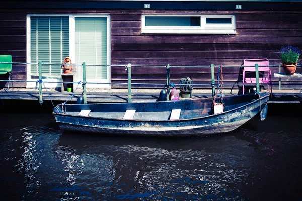 老蓝船 Schooier 停泊在靠近一艘小船的房子 阿姆斯特丹 — 图库照片
