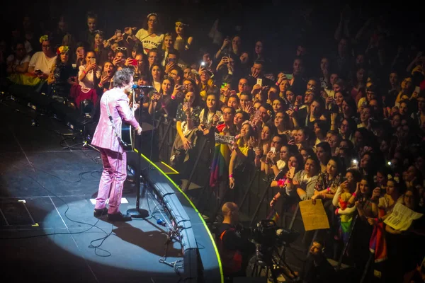 Milano, İtalya - 2 Nisan 2018. İngiliz pop şarkıcısı Harry Styles, Assago, Milano'daki Mediolanum Forum'da canlı konser verdi. (Fotoğraf kredi: Alfio Finocchiaro fotoğraf)