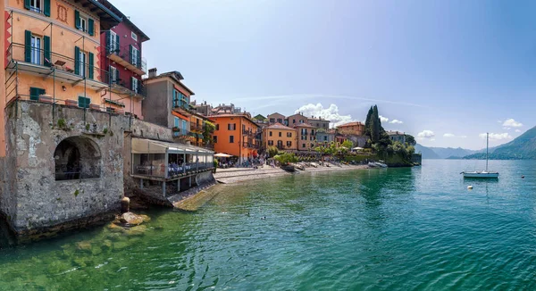 Varenna panoramik manzaralı bir yaz güneşli gün boyunca Lake Como, Lombardiya, İtalya