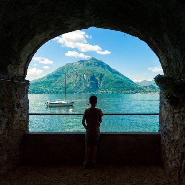 Varenna, Lake Como, Lombardiya, İtalya arayan çocuk