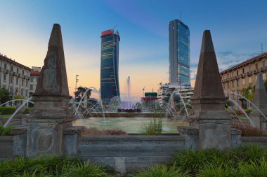 Milan, İtalya - 23 Temmuz 2018: Hadid kule tarafından Zaha Hadid mimarlar, Milan, İtalya'nın modern Citylife bölgesinde