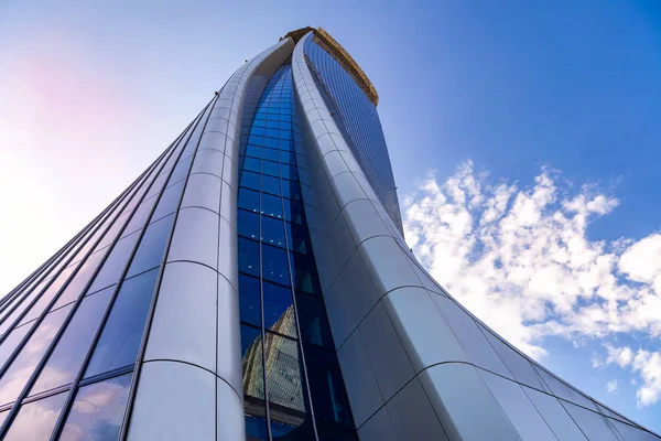 Milan, İtalya - 23 Temmuz 2018: Hadid kule tarafından Zaha Hadid mimarlar, Milan, İtalya'nın modern Citylife bölgesinde