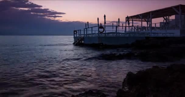 ビーチ リゾートと傘ヴェンディカリ シチリア イタリア フォア グラウンドで海の上の美しい日の出時間の経過 — ストック動画