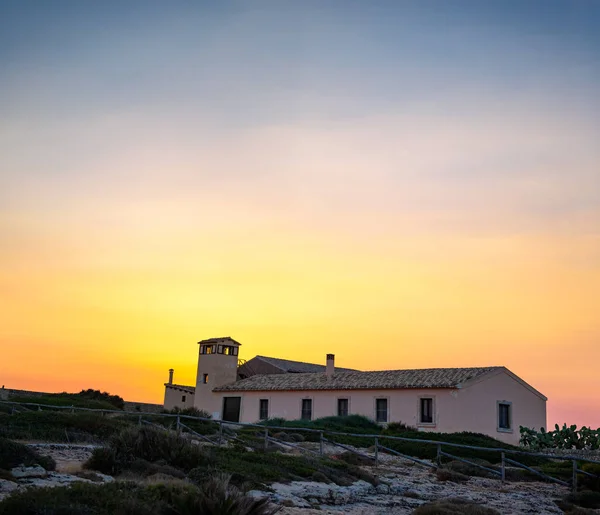 Antico edificio siciliano al tramonto — Foto Stock