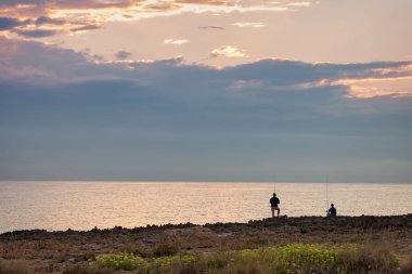 İki arkadaş ile birlikte yaz sunrise, Vendicari, Sicilya, İtalya tarafından deniz balıkçılık çubuklar