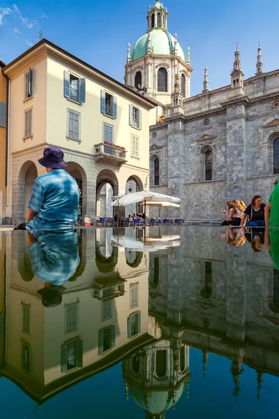Catedral Como Refleja Junto Con Gente Sentada Sobre Una Fuente — Foto de Stock