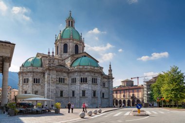 Görkemli Katedrali Como güneşli yaz gün boyunca, Lombardiya, İtalya parlayan