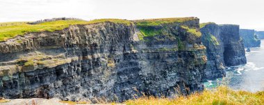 Turistler uçuruma Moher, Burren, County Clare, İrlanda