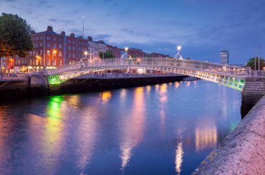 Akşamları, Dublin İrlanda Avrupa Eu Liffey Nehri üzerinde Ha'penny Halfpenny köprü