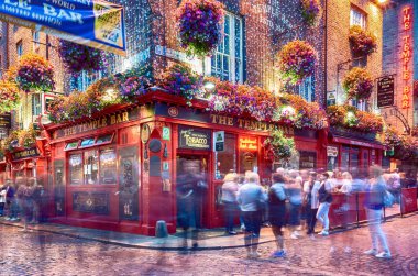 Dublin, İrlanda - 05 Temmuz 2018: Temple Bar, tapınağın eğlence bölgesi Bar geleneksel bir barda, insan kalabalığı