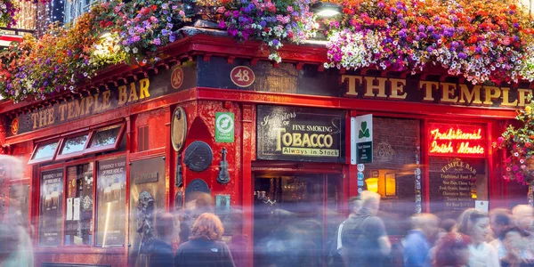 Dublin Irlandia Lipca 2018 Croud Robić Ludzi Dzielnicy Temple Bar — Zdjęcie stockowe