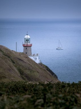 Kısmen kapsanan meadows tarafından bulutlu bir akşam, Dublin, İrlanda İrlandalı deniz feneri