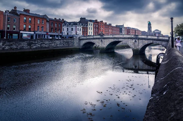Bulutlu bir günde, Dublin, İrlanda Liffey Nehri üzerinde eski Stone'un köprü