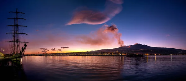2018 月噴火火山山からの夕日の灰雲エトナ山海 カターニア イタリアから見た — ストック写真
