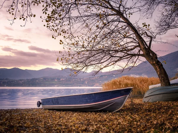 Båt under höstsäsongen — Stockfoto