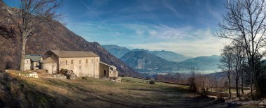 Civate, Lombardiya, İtalya, Saint Peter Abbey her güzellikler dağ ve göl kenarında Lecco bakıldığında