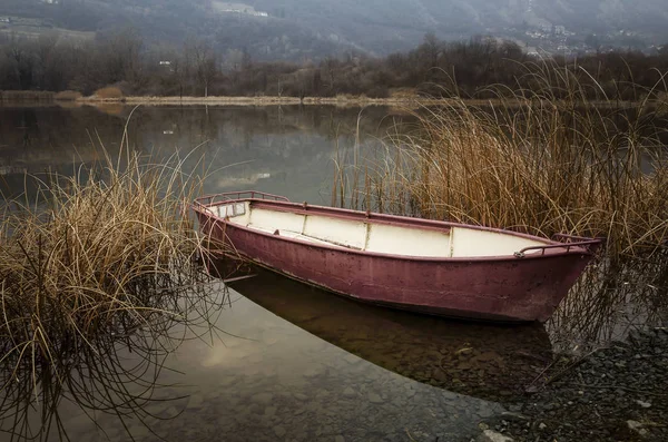 Río de otoño y bote de remos oxidado — Foto de Stock
