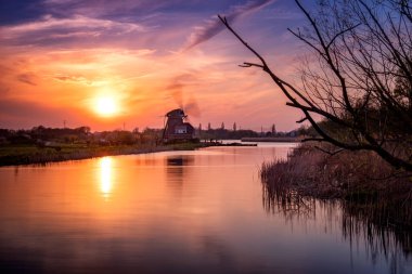 gün batımında yel değirmeni 