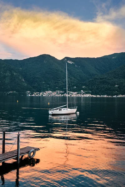 Voilier Entre Les Nuages Orange Lac Côme Italie — Photo