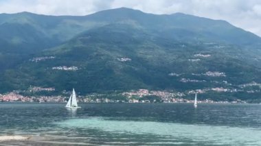 Como Gölü, Bellano, İtalya - Temmuz 12020: Güneşli bir yaz gününde yelkenliler yelken açıyor