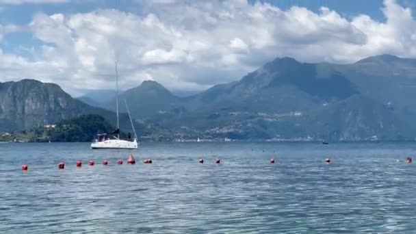 夏日宁静的湖面上的帆船 — 图库视频影像