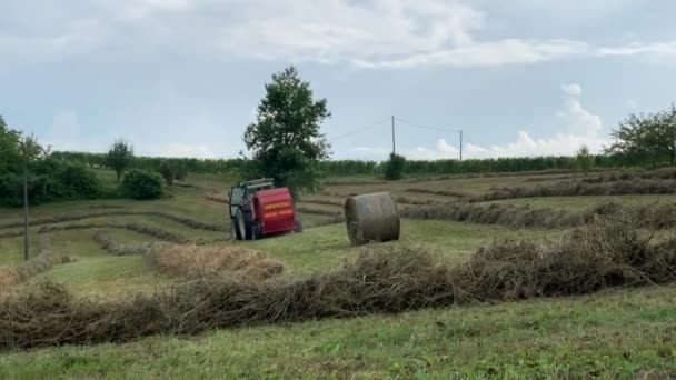 Maquinaria Agrícola Moderna Agricultor Tractor Que Fabrica Fardos Circulares Heno — Vídeo de stock