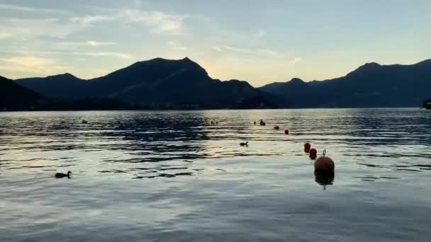 Vídeo Panorámico Que Muestra Increíble Puesta Sol Sobre Lago Como — Vídeos de Stock