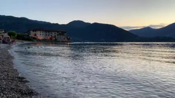潘宁视频展示了意大利莱科市丽尔纳市科莫湖畔令人惊奇的落日 — 图库视频影像