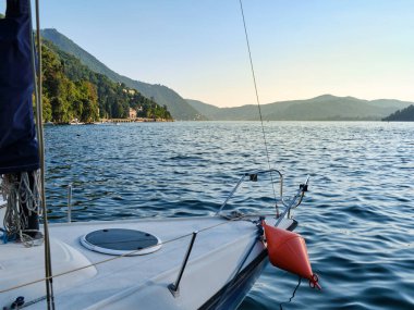 Torno Gölü 'nün önündeki Como Gölü' nde (Lago di Como) yelkenli, Lecco, İtalya, Avrupa 'da küçük bir köy.