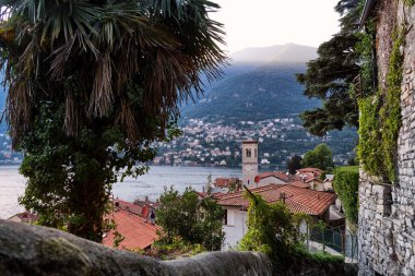 Yaz günbatımında Torno köyünün sunucu köşesi, Como Gölü, Lombardy, İtalyan Gölleri, İtalya, Avrupa