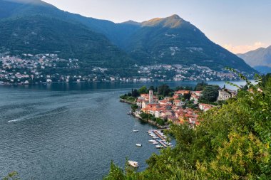 Yaz günbatımında Torno köyünün panoramik manzarası, Como Gölü, Lombardy, İtalyan Gölleri, İtalya, Avrupa