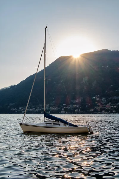 Segelbåt Sjön Como Lago Como Framför Torno Liten Lecco Italien — Stockfoto