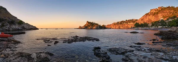 美しい湾上のカラフルな日の出の素晴らしい景色イゾラベラ自然保護区 タオルミーナ シチリア島の海岸にある小さな楽園の島 — ストック写真