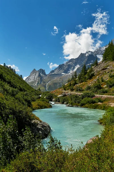 Mont Blanc 'taki İtalyan Alplerinin manzarası Val Veny vadisi ve Combal Gölü, Courmayeur, Aosta, İtalya