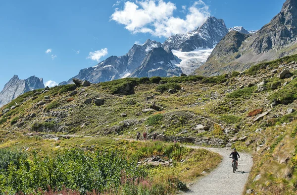 Άνθρωποι Που Αθλούνται Από Τον Ορεινό Όγκο Του Mont Blanc — Φωτογραφία Αρχείου