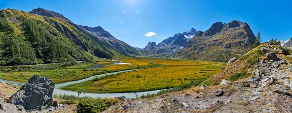 Mont Blanc 'taki İtalyan Alpleri manzaralı kalabalık Val Veny vadisi ve Combal Gölü yazın