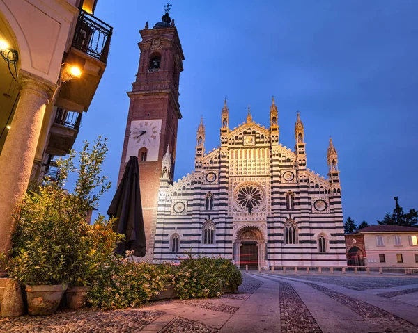 ドゥオーモ モンツァ大聖堂 モンツァ ミラノ ロンバルディア イタリアの美しい景色 ロイヤリティフリーのストック写真