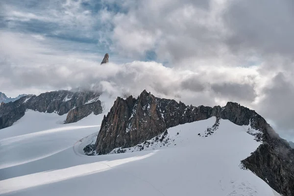 3人の登山家が一緒にブラン山の氷河と雲に囲まれた巨大な歯のピークを登るためにループ Courmayour イタリア — ストック写真