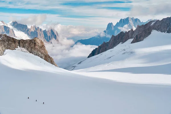 在意大利库马约尔的勃朗峰 三个登山者一起爬上了一座冰川 — 图库照片