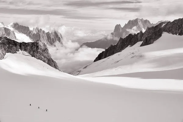 Tre Bergsbestigare Hopbundna För Att Bestiga Glaciär Mount Blanc Courmayeur — Stockfoto