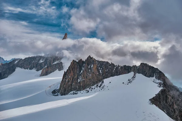 Drie Bergbeklimmers Samengesnoerd Een Gletsjer Beklimmen Mount Blanc Gigant Tandpiek — Stockfoto