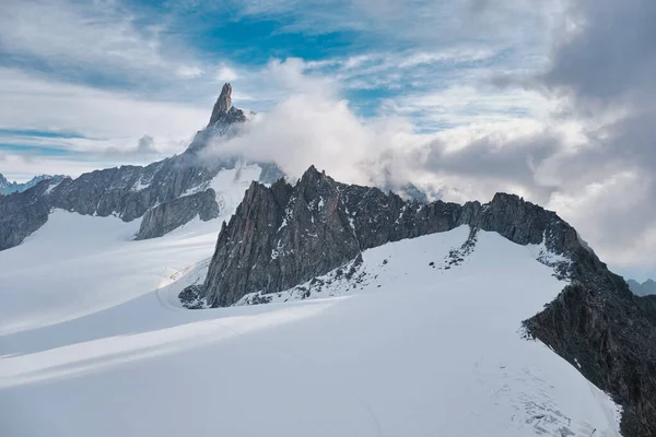 標高3400Mのスカイウェイケーブルカーのテラスからのモンブラン氷河の風景 Courmayour Aosta Italy — ストック写真
