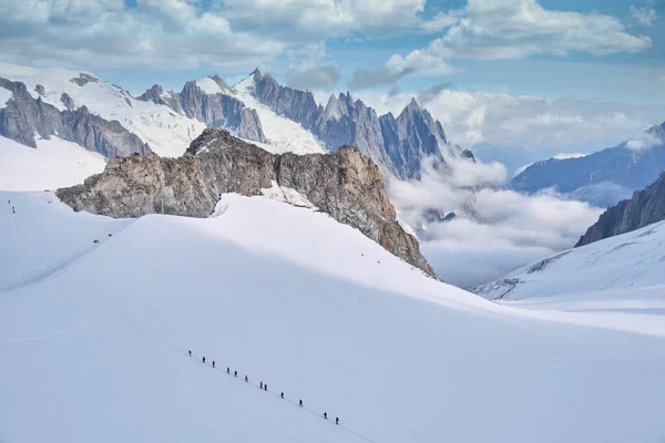 Många Bergsbestigare Hopbundna För Att Bestiga Glaciär Mount Blanc Courmayeur — Stockfoto