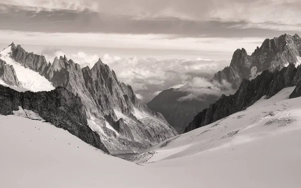 標高3400Mのスカイウェイケーブルカーのテラスからのモンブラン氷河の風景 Courmayour Aosta Italy — ストック写真