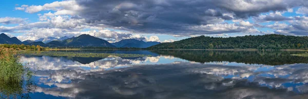 Montanhas Refletidas Água Lago Outono Lago Alserio Lombardia Itália — Fotografia de Stock